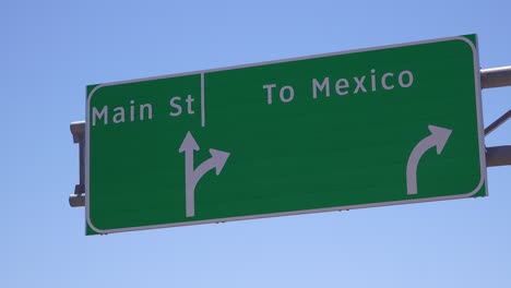 la intersección de la calle principal y el letrero de méxico sugiere el impacto de las empresas que se mudan a méxico