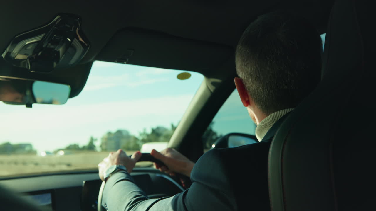 hombre conduciendo coche