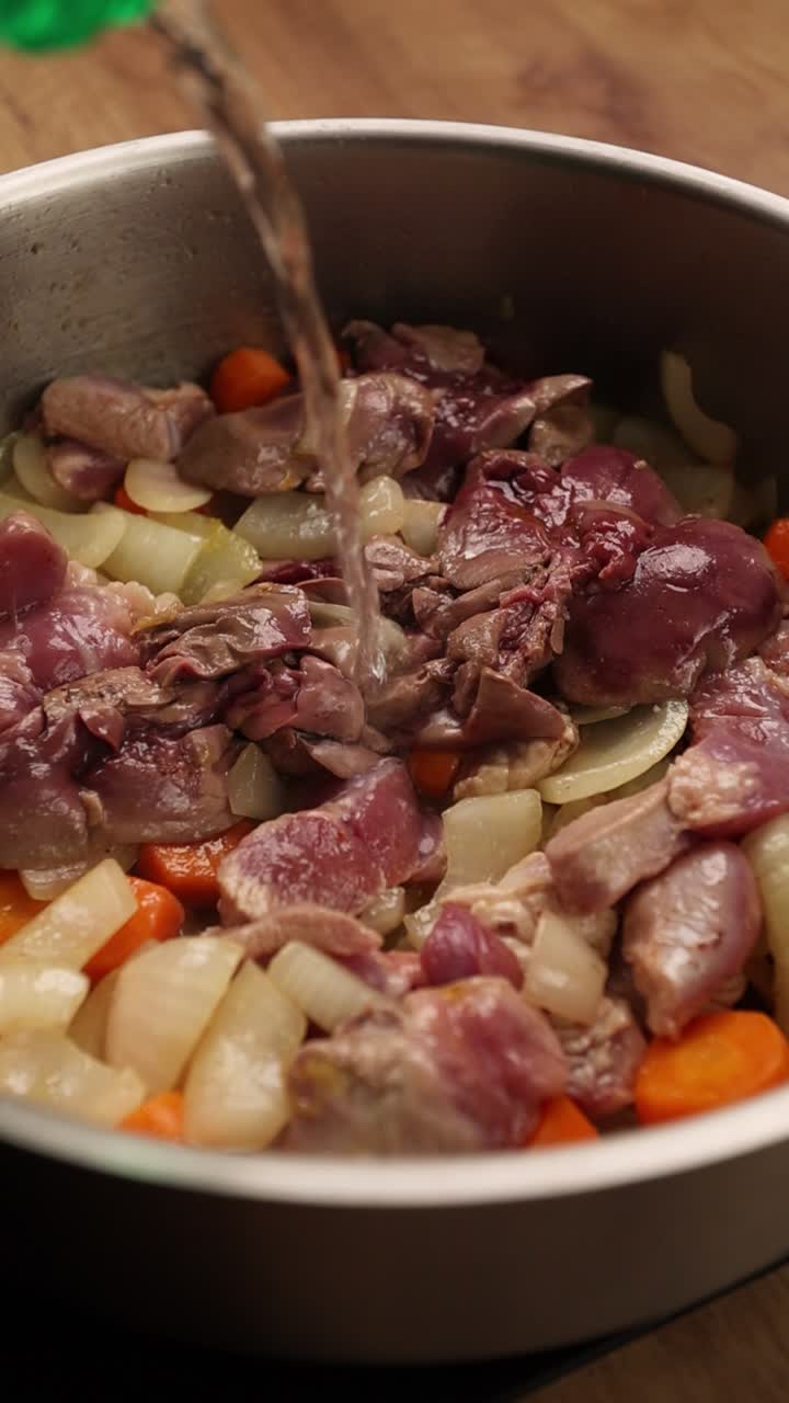 Preparando um ensopado de fígado de frango e legumes