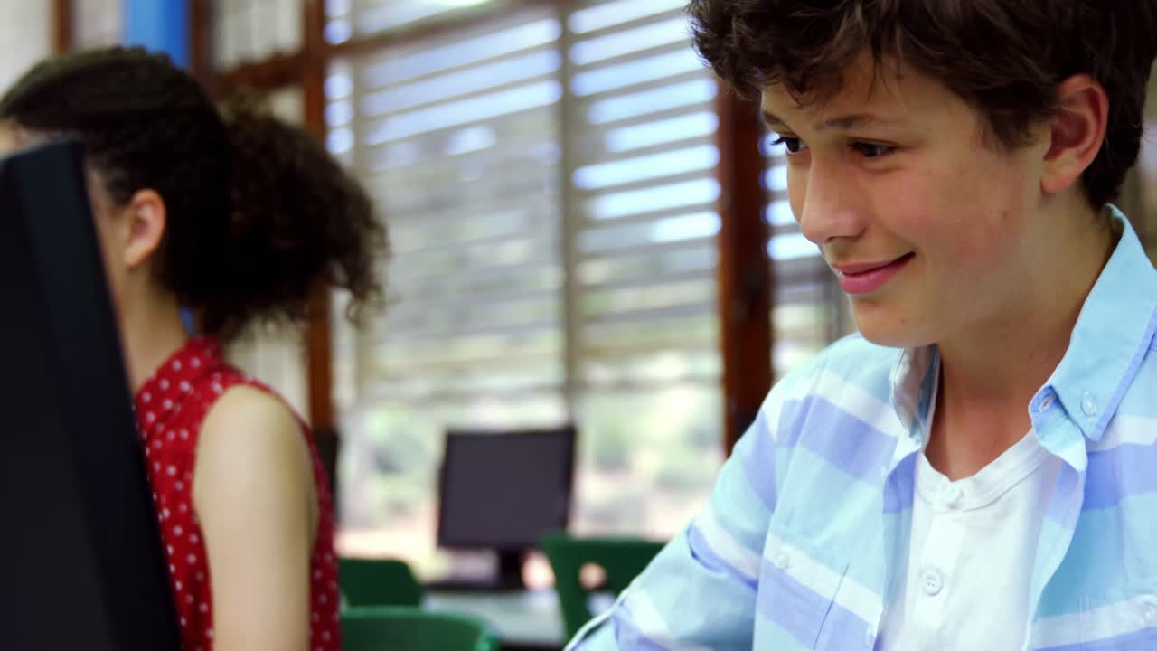 estudiantes atentos usando la computadora