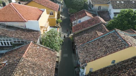 toma aérea baja sobre una calle en una zona residencial de casas en el casco antiguo de galle en sri lanka