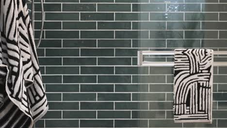 una ducha de lujo moderna con azulejos reflectantes verdes frescos