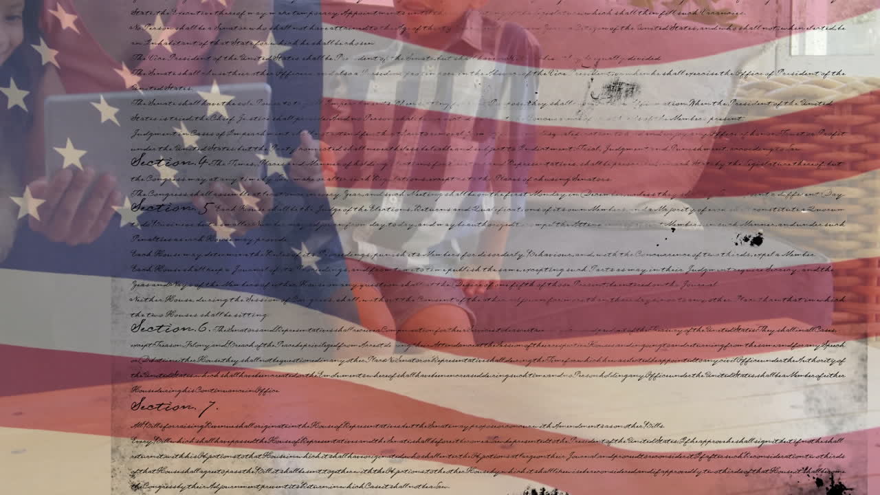 미국 발과 헌법과 함께 태블릿을 사용하는 이중 인종 가족