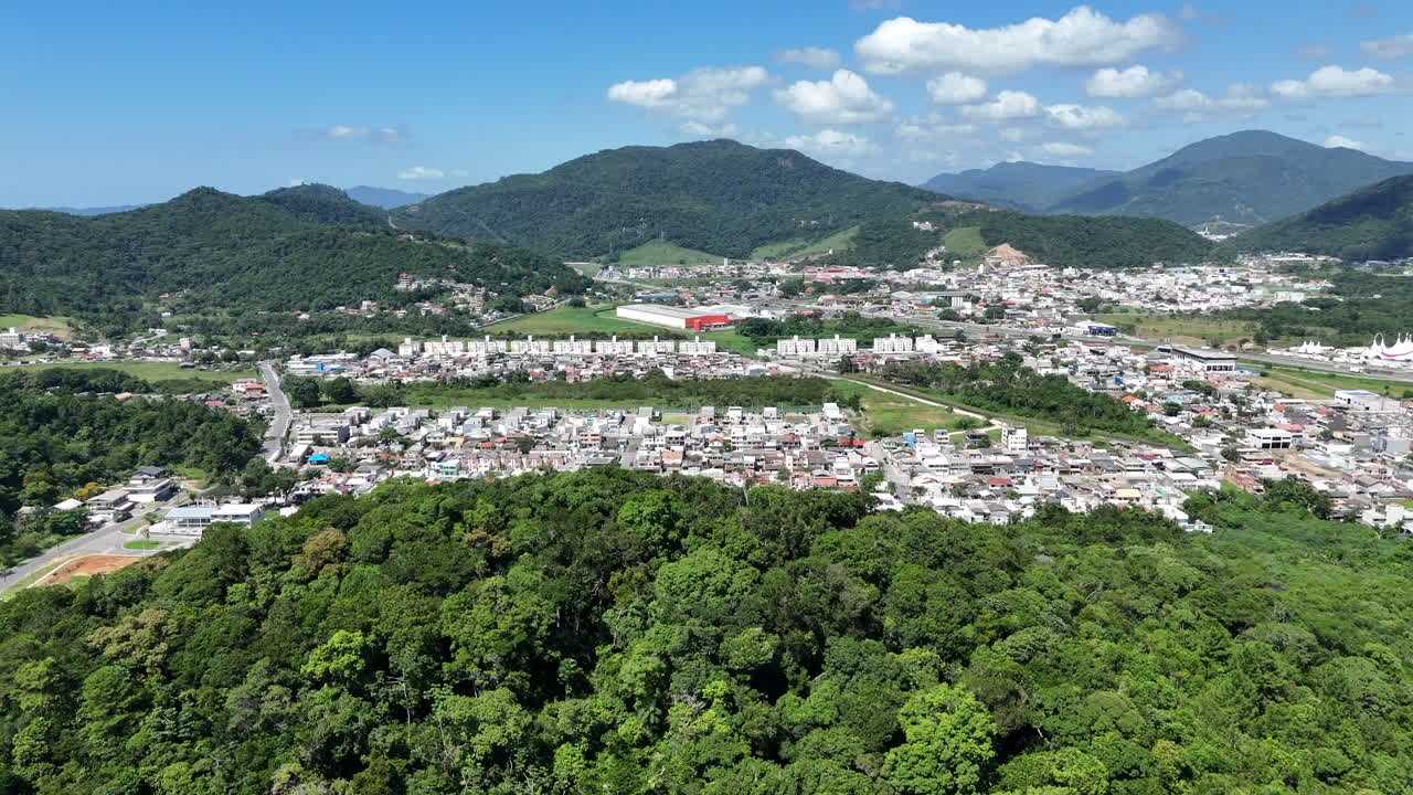 balneário camboriú의 바라 동네는 주거의 평온과 활기찬 해안 에너지의 독특한 혼합물을 제공합니다.