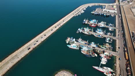 Fischerhafen-Am-Morgen-Mit-Booten,-Die-Am-Pier-Warten,-Um-Im-Meer-Zu-Angeln