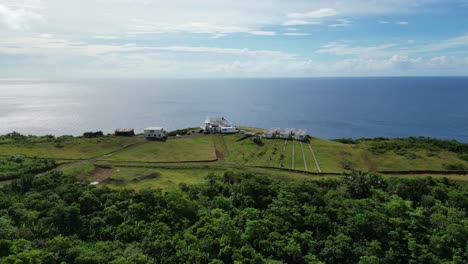 lujosas casas blancas con hermosas vistas al océano en las filipinas, aéreas