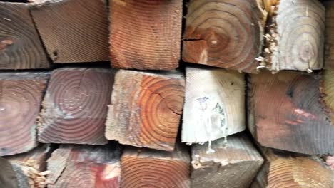 cuatro por cuatro materiales de construcción apilados y en bandas, grano de madera