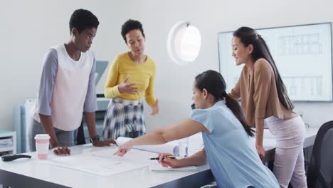 Gruppe-Verschiedener-Geschäftsfrauen,-Die-Im-Kreativbüro-Zusammenarbeiten