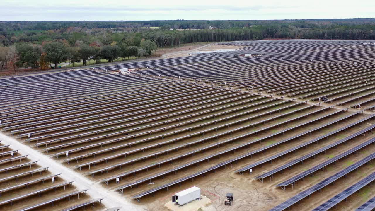 sobrevolar el campo de energía solar