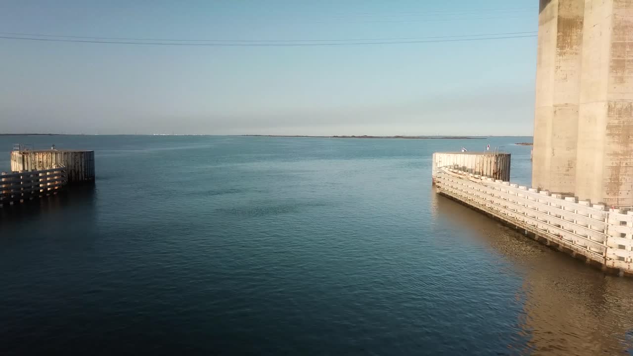vista aérea de drones del canal de envío de la vía fluvial intercostera del golfo hacia la bahía de corpus christi