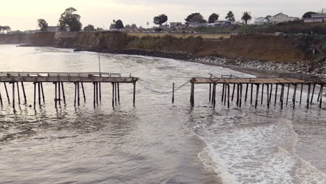 Capitola-Wharf---Parte-Del-Muelle-De-Pesca-Se-Derrumbó-En-El-Océano,-Causado-Por-La-Tormenta-Y-Las-Poderosas-Marejadas-En-California,-Ee.uu.