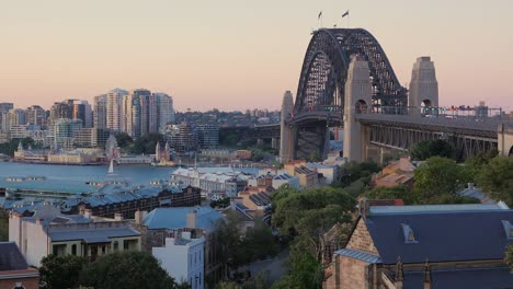 Puente-De-Sydney-Y-El-Puerto-Sobre-Las-Rocas-Al-Atardecer