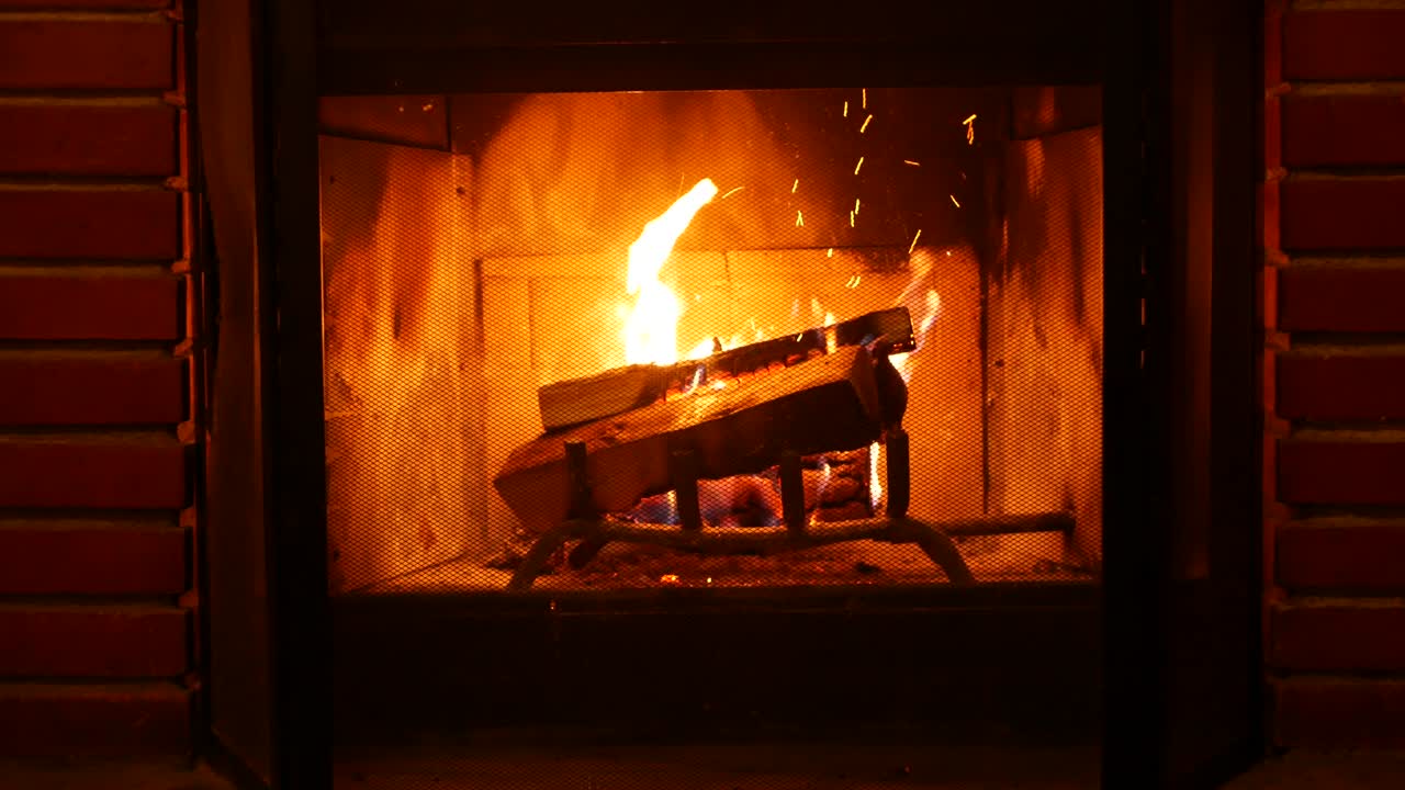 벽돌 벽난로에서 불, 연료 연소, 편안한 숙소 또는 오두막에서 불타는 나무.