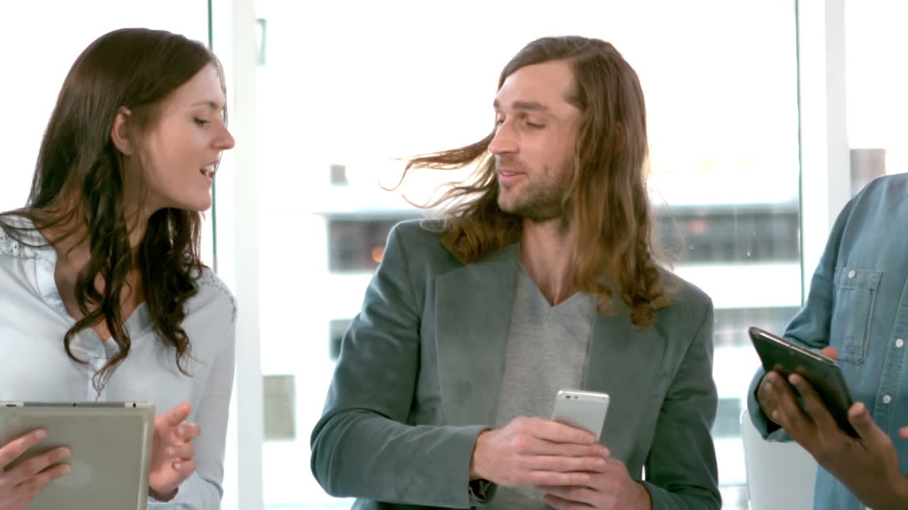 equipo empresarial creativo que utiliza tecnología inteligente