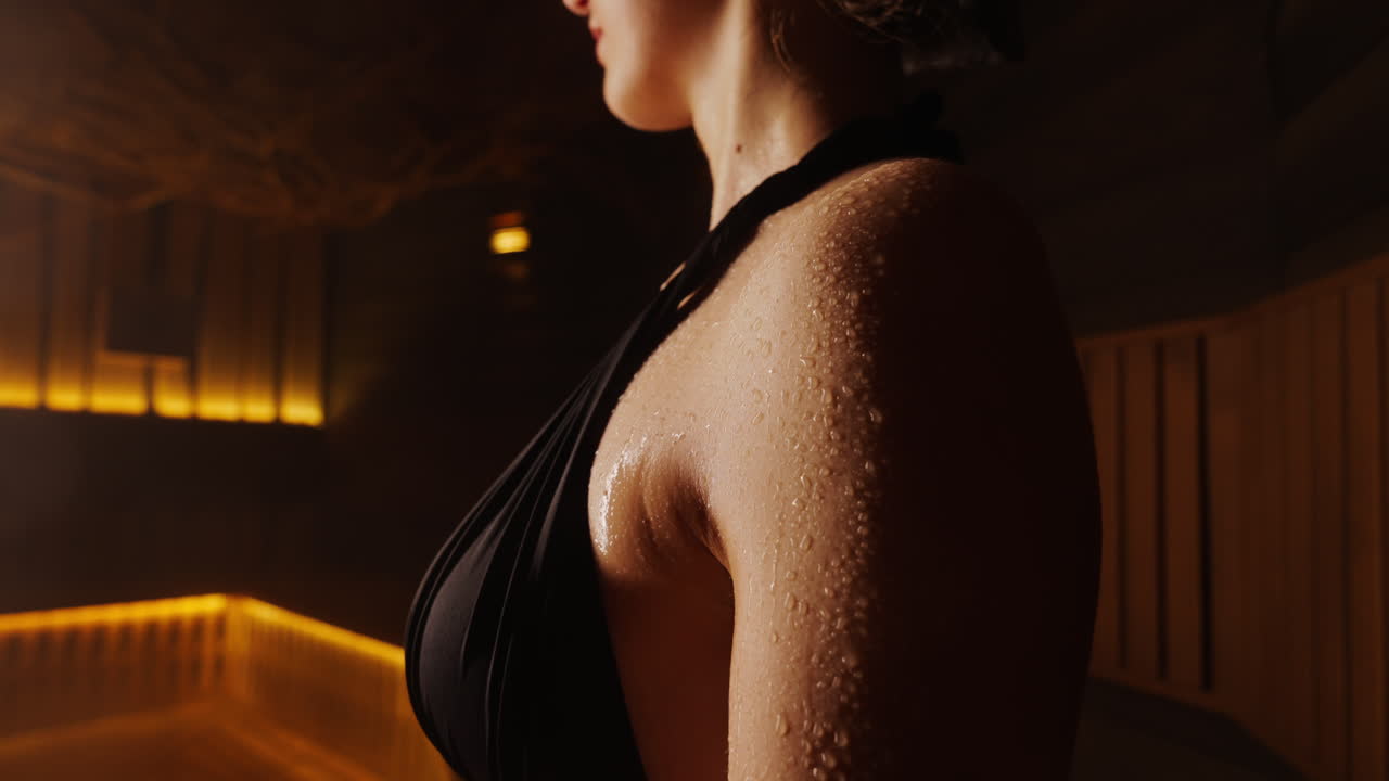 Donna in sauna con le spalle bagnate