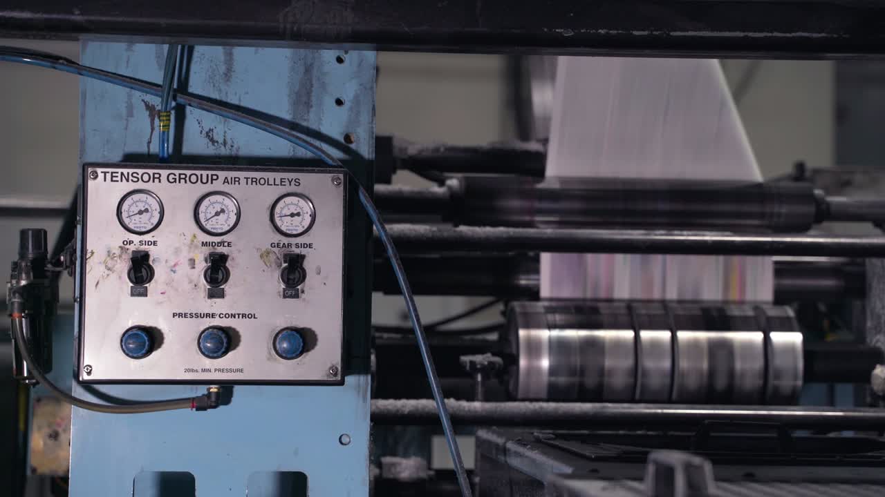 인쇄소: 신문은 종이에 다채로운 색으로 인쇄됩니다. 미디어, 기사, 헤드라인, 일간 뉴스, 인쇄판, 저널리즘, 정치