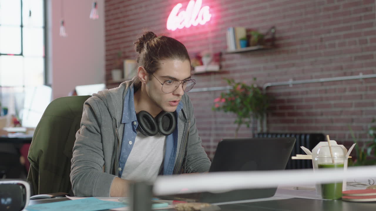 un grupo de jóvenes empresarios celebrando una victoria exitosa viendo una computadora portátil disfrutando del éxito del proyecto de inicio compañeros alegres trabajando en equipo celebración en la oficina feliz