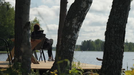 Holzsteg,-Birkenwald-Und-Ruhiges-Seewasser-–-Der-Perfekte-Ort-Zum-Entspannen