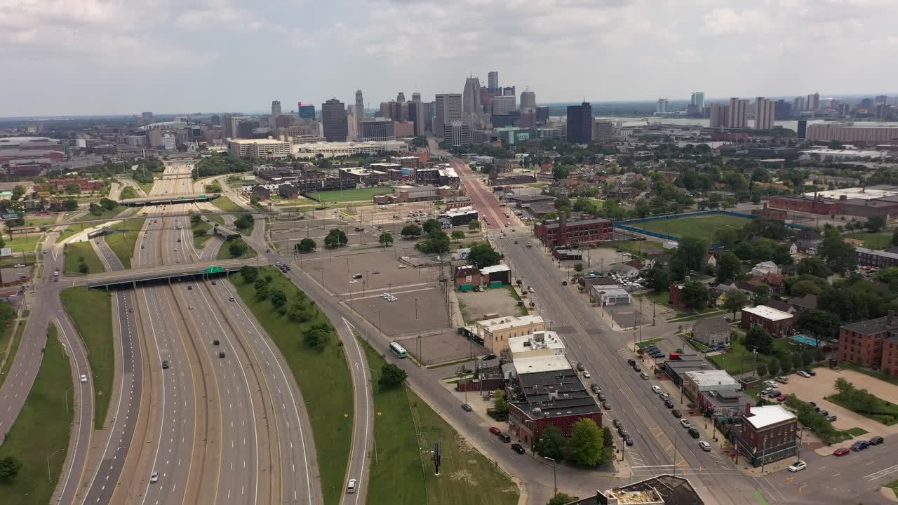 Horizonte de Detroit sobre una autopista, tomado con dron 4K
