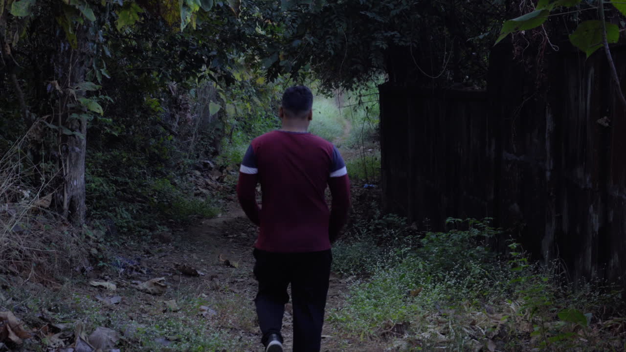 정글 깊은 숲 인도 마하라슈트라 인도에서 추적하는 남자