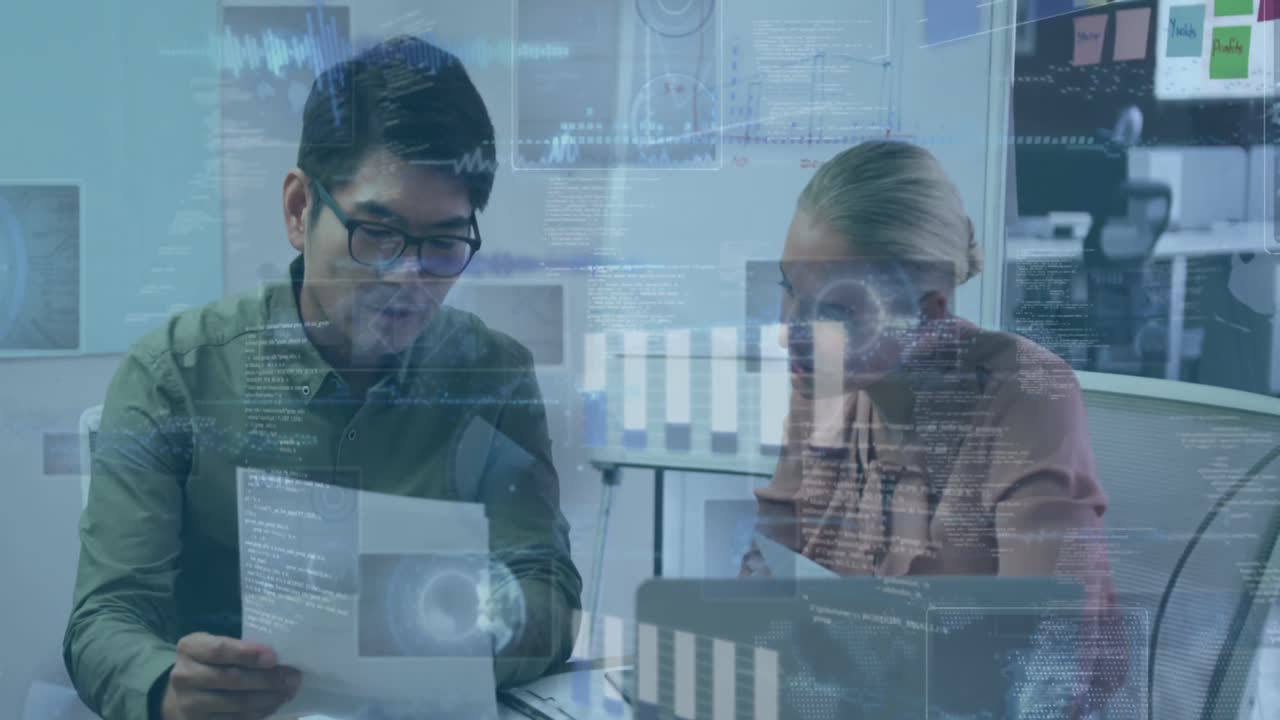 animación del procesamiento de datos financieros sobre diversas personas de negocios