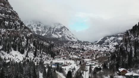 Vista-Aérea-De-Ouray,-Colorado-En-Un-Paisaje-Nevado-De-Invierno,-Suiza-O-América-Bajo-Las-Empinadas-Colinas-De-Las-Montañas-De-San-Juan,-Disparo-De-Drones