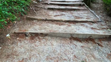 vista en primera persona de subir escaleras de madera hechas a mano en el parque nacional de los lagos de plitvice, croacia