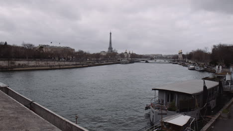 Pont-Alexandre-III-Mit-Dem-Eiffelturm-Im-Hintergrund,-Gesehen-Von-Der-Concorde-Brücke-In-Paris,-Frankreich