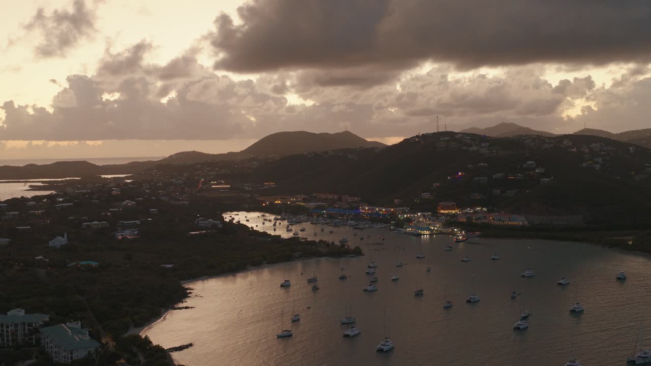 Vista aerea panoramica di barche ormeggiate lungo la baia di Red Hook a St. Thomas nelle Isole Vergini Americane.
