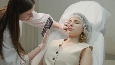 primer plano de un cosmetólogo realizando una inyección facial