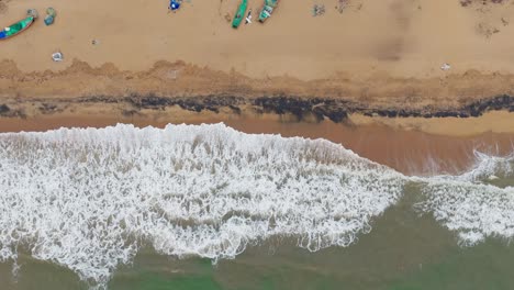 Una-Vista-Aérea-De-Las-Olas-Del-Océano-Rompiendo-En-La-Playa