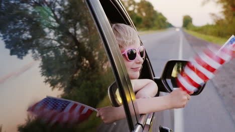 Una-Niña-Con-Gafas-Rosas-Mira-Por-La-Ventana-Del-Coche-1