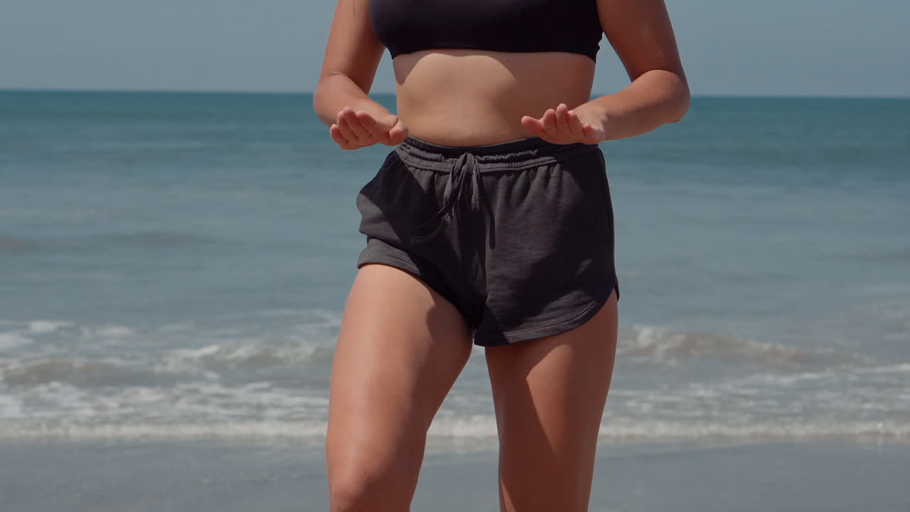 mujer haciendo ejercicio en la playa