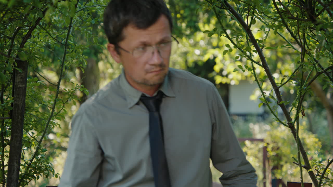 정원에 있는 남자