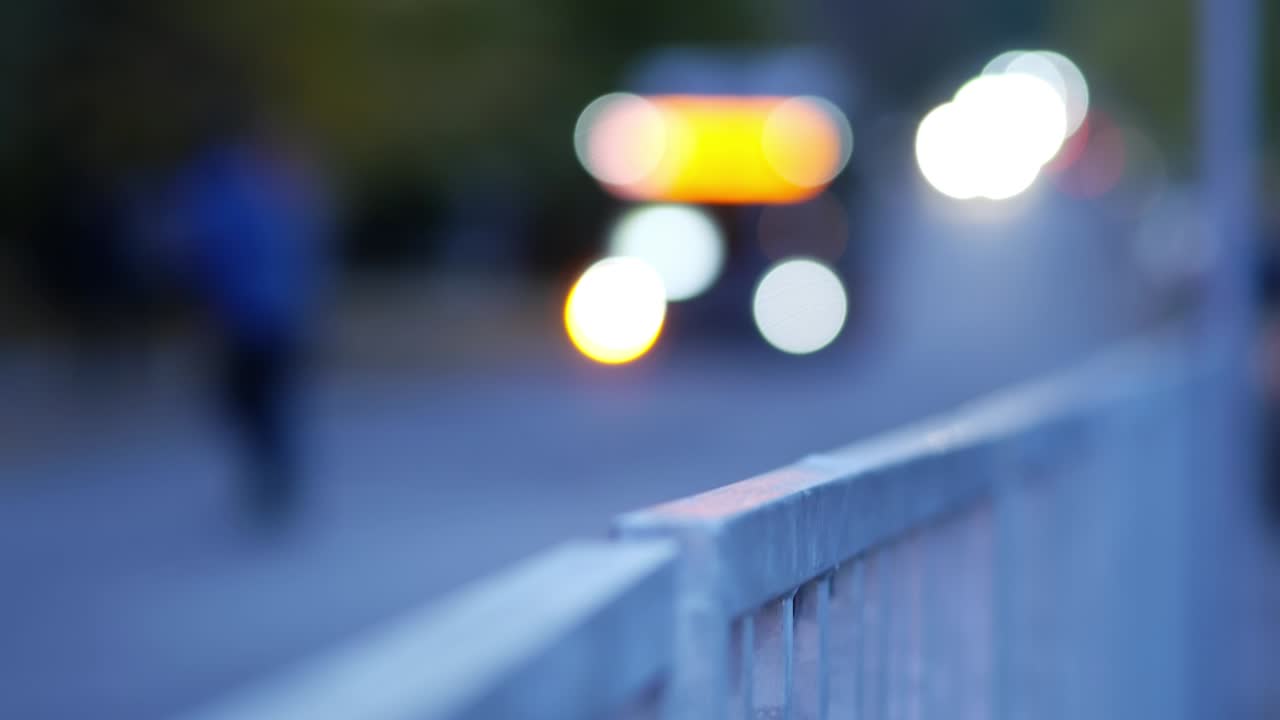 도로에서 지나가는 자동차의 불빛, 운전하는 자동차와 이동하는 버스의 헤드라이트.