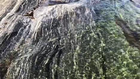 costas rocosas en karelia, rusia con agua azul cristalina y un entorno verde