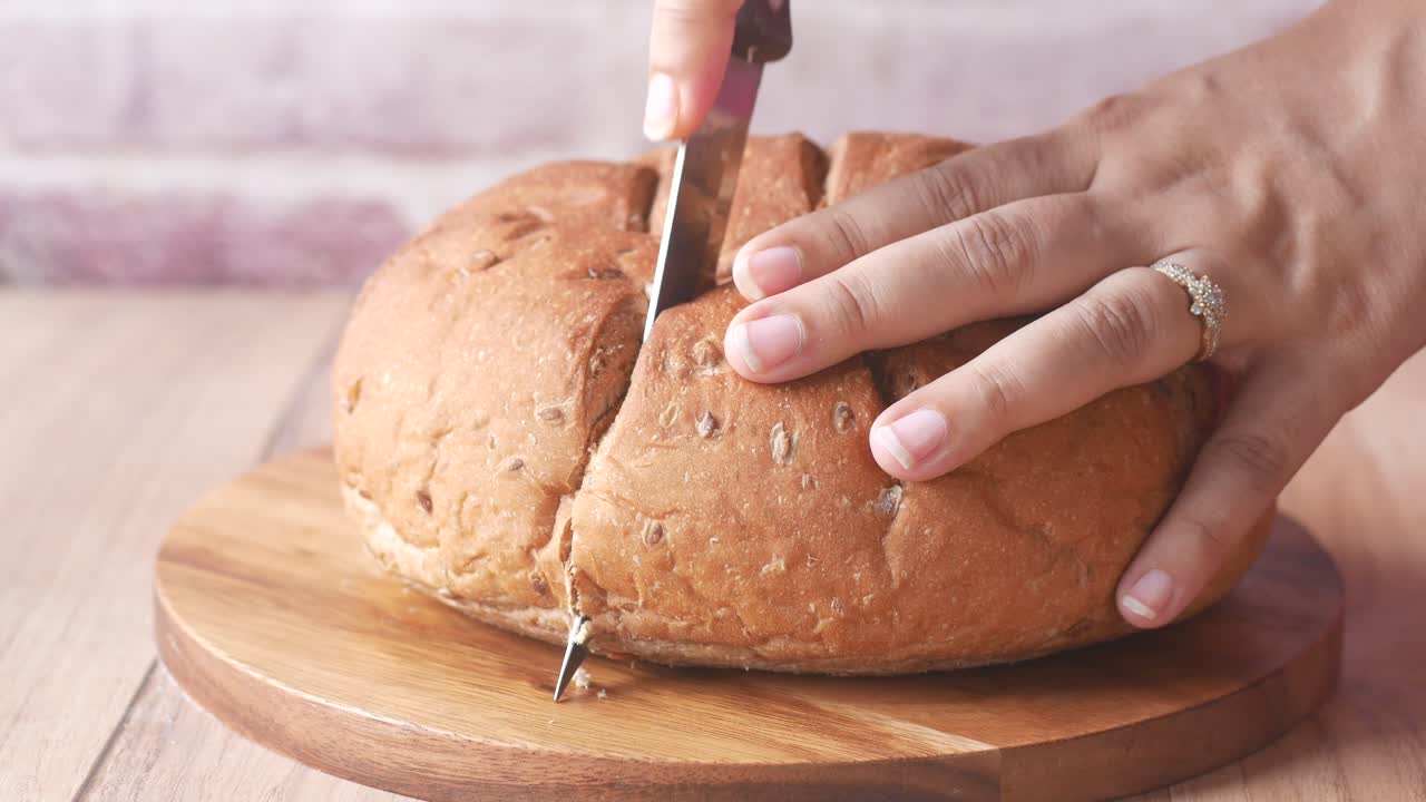 cortando pan horneado en la mesa