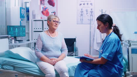 Discusión-Con-Enfermera-En-Un-Hospital-Moderno.