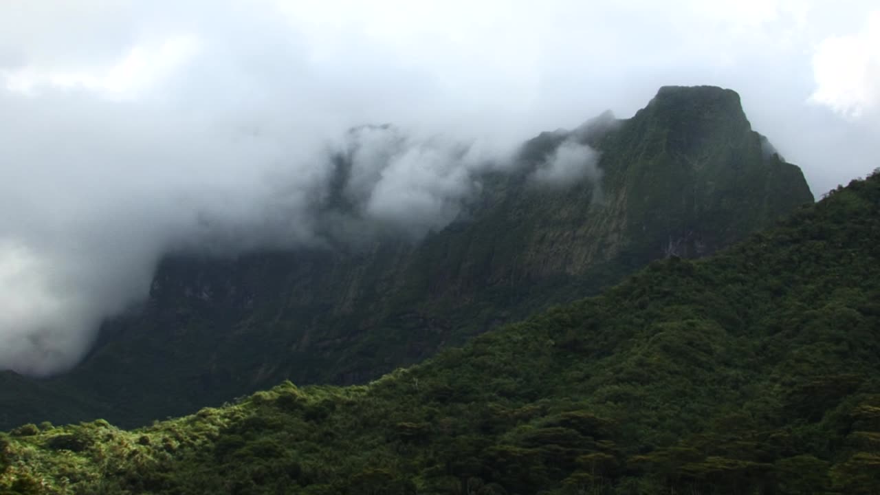 monte tapioi cubierto por nubes, raiatea, islas de la sociedad, polinesia francesa
