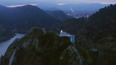 la órbita aérea en cámara lenta revela el "puerto de pasaia" con el faro de la plata en funcionamiento.