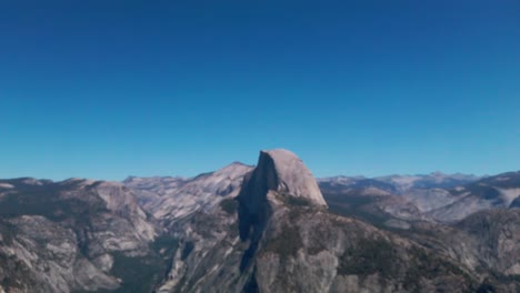 abwärtskippende aufnahme vom blauen himmel zum half dome und zum yosemite-tal vom gletscherpunkt aus