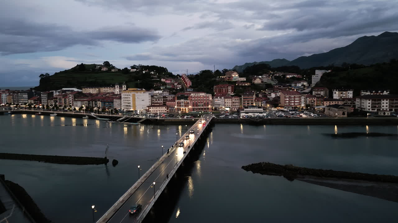 ribadesella, 스페인에서 다리의 밤 드론 샷