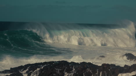las poderosas olas del océano