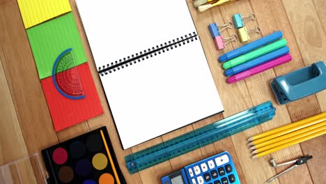 primer plano de un diario abierto con varios artículos de papelería