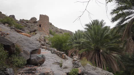 vieja torre del castillo en la montaña de oman