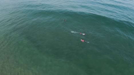 la ola del océano se acerca a los bodyboarders que se preparan para tomar un paseo épico