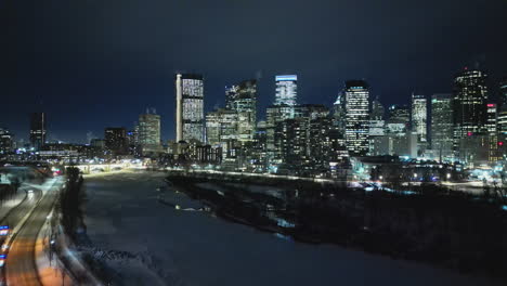 Imágenes-Aéreas-De-Drones-Del-Horizonte-Del-Centro-De-Calgary-En-Una-Noche-De-Invierno