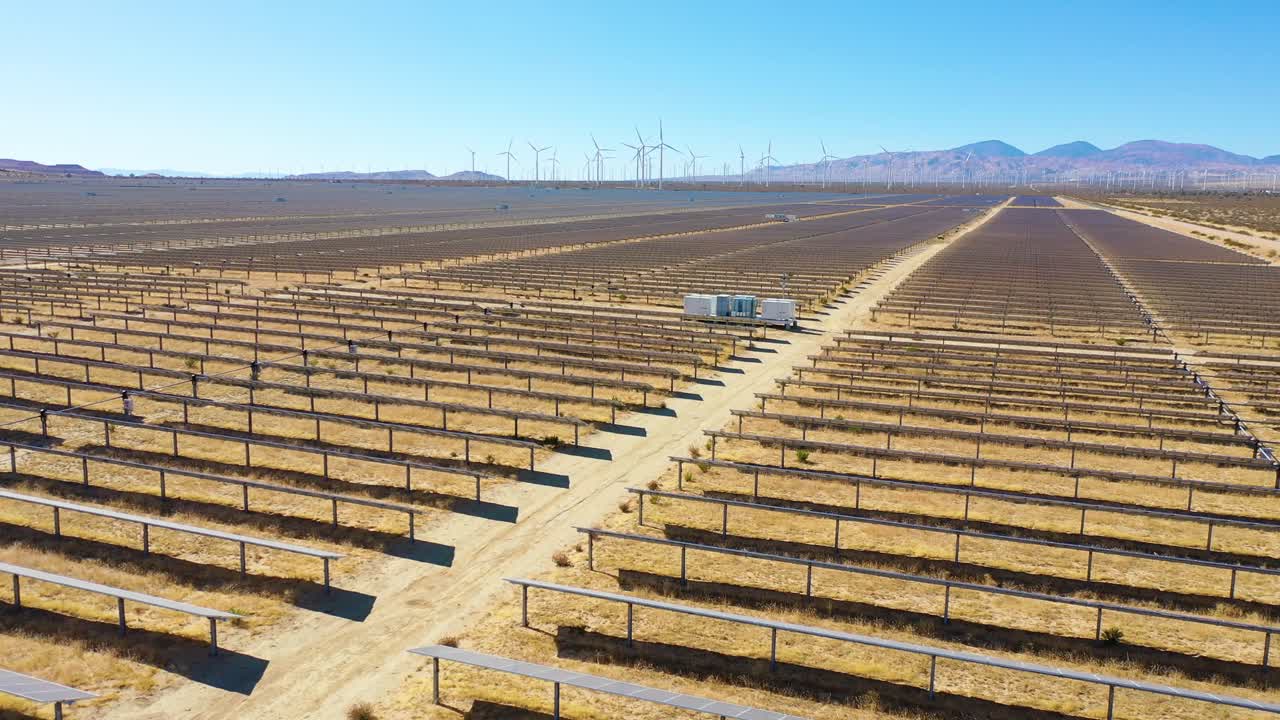antena sobre una granja solar revela una granja eólica en la distancia desierto de mojave california sugiere fuentes limpias renovables de energía verde
