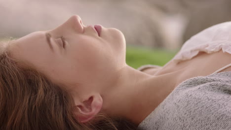 retrato de una hermosa mujer acostada en la hierba en un tranquilo campo disfrutando de las vacaciones de verano relajándose en la naturaleza