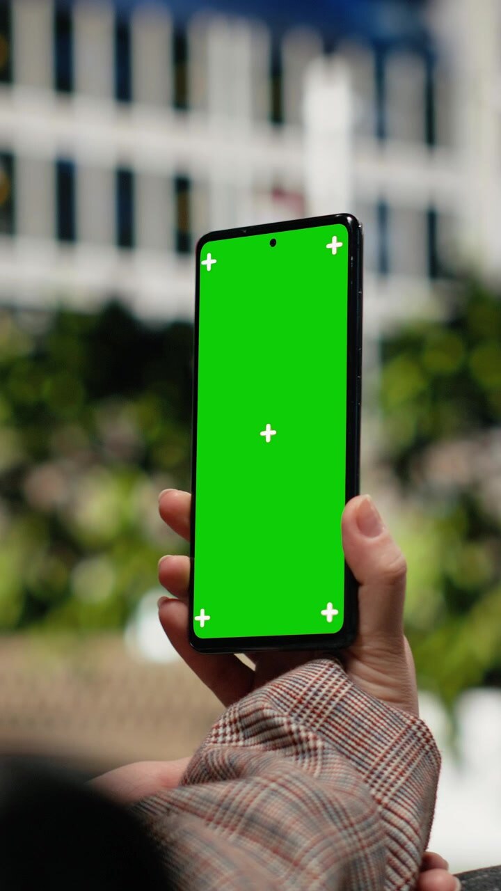 Video verticale: Smartphone con schermo verde usato da una donna d'affari per rilassarsi dopo il lavoro